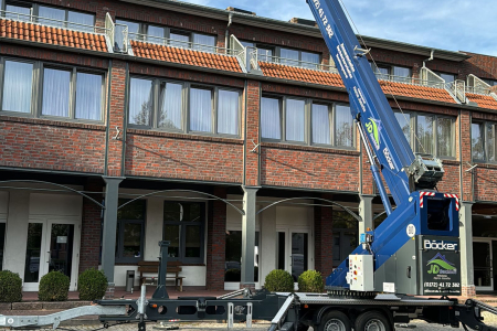Dacharbeiten mit Hubsteiger